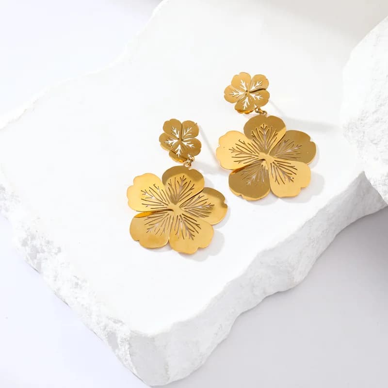 Ørestykker i rustfrit stål med guld hjerte og blomst