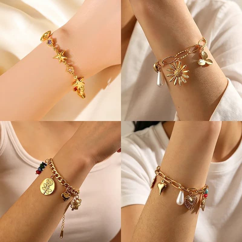 Guldfarvet armbånd med flere charms