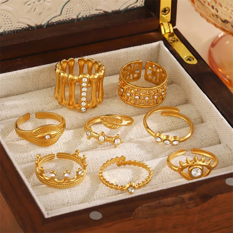 Gyldent øje med zirkonia-charm statement ring