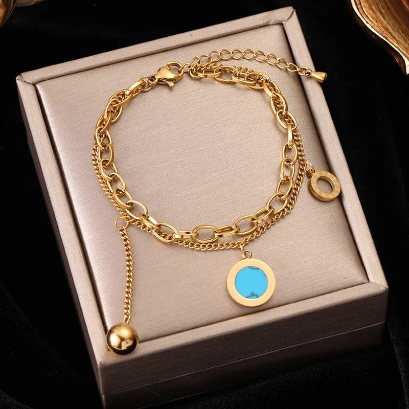 Guldfarvet flerlags charme-armbånd