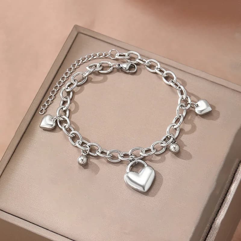 Sølvfarvet hjerteperler vedhæng bangle