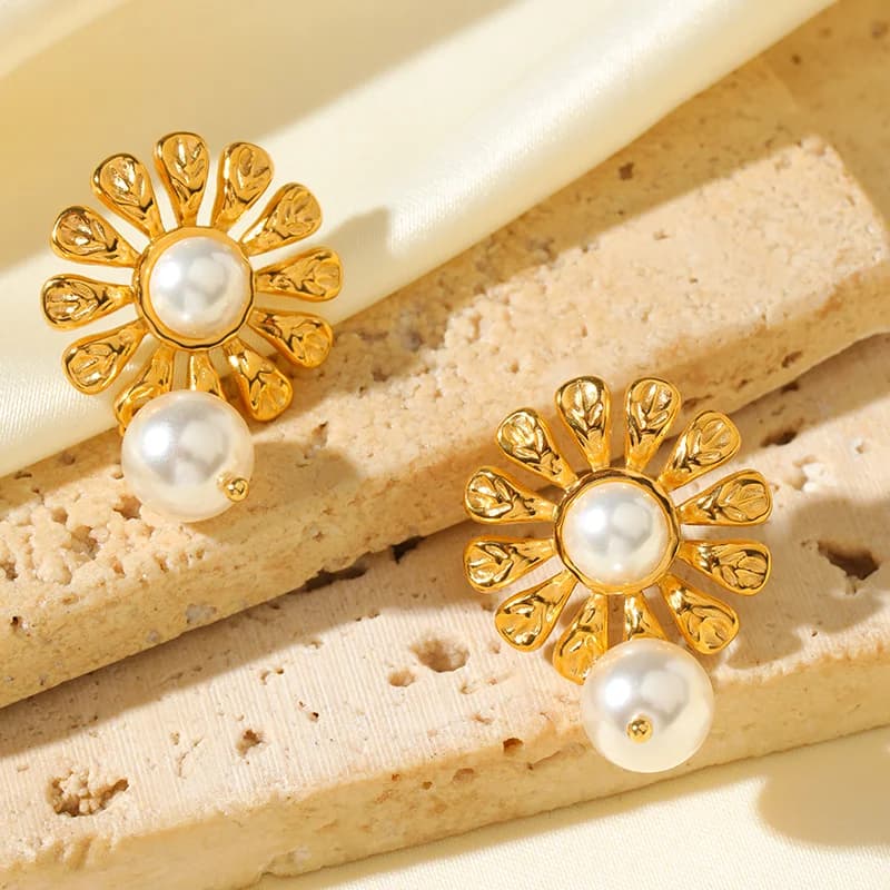 Natursten øreringe med sommerfugl og blomst, guld