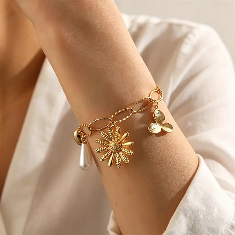 Blomster- og perlevedhæng sildbensarmbånd, 18K guld