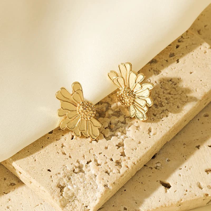 Gyldne blomster- og plantemotiv stud- og dråbeøreringe