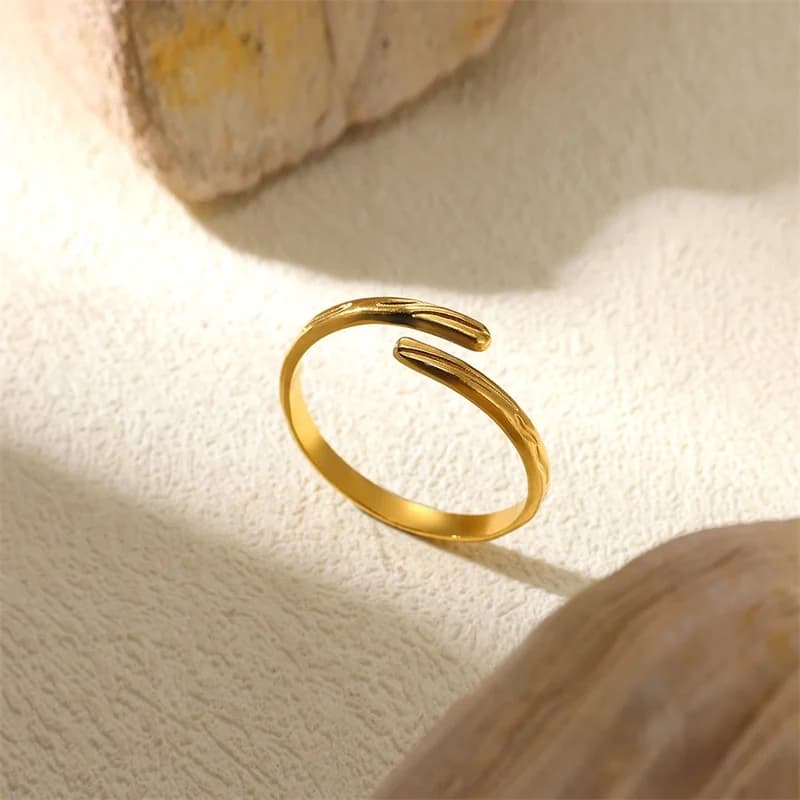 Åbent charm-ring med 18K guldbelægning