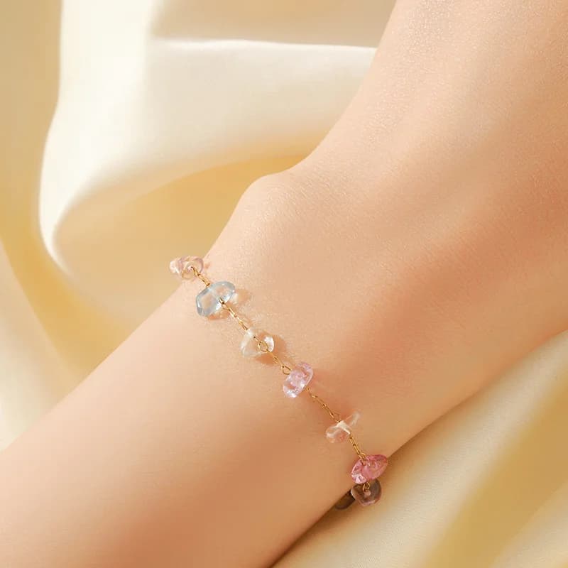 Armbånd i rustfrit stål med tynde farvede sten charms