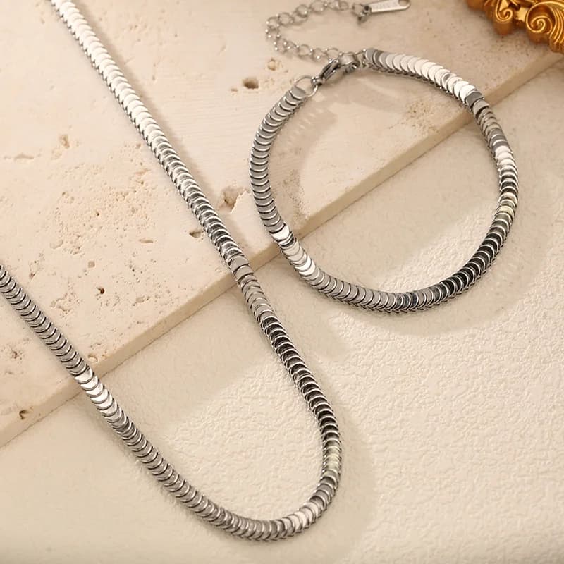 Sæt med guldfarvet slangekæde halskæde og armbånd