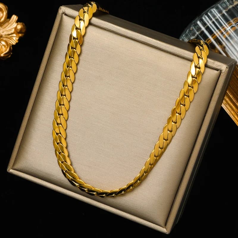 Sætte med fladt bredt kædehalssmykke og armbånd i guld
