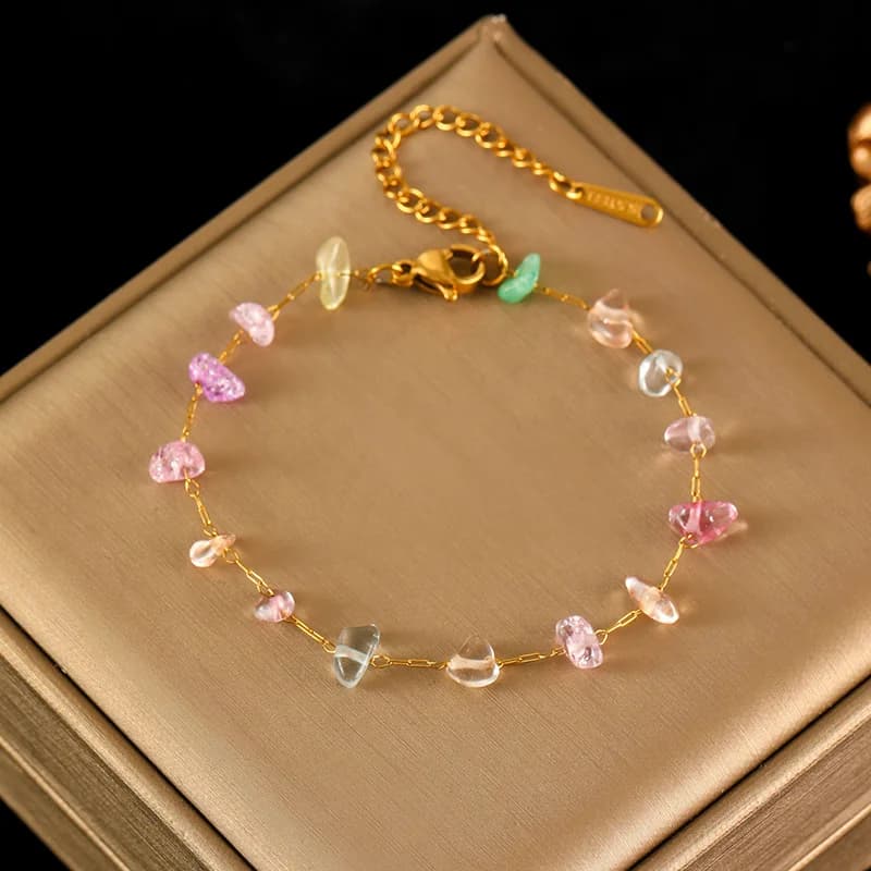Armbånd i rustfrit stål med tynde farvede sten charms