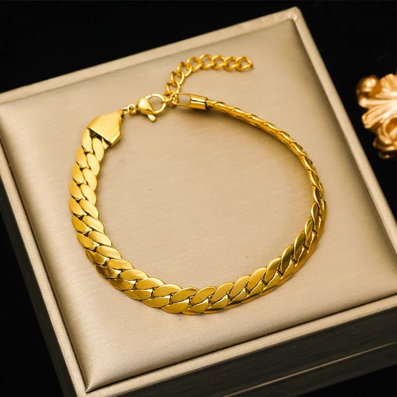 Sætte med fladt bredt kædehalssmykke og armbånd i guld