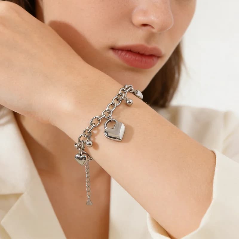 Sølvfarvet hjerteperler vedhæng bangle