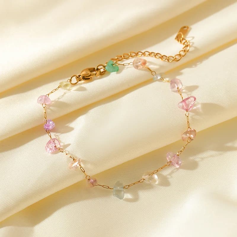 Armbånd i rustfrit stål med tynde farvede sten charms